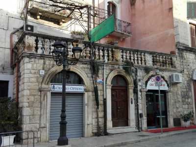 Di fronte alla fiancata laterale della chiesa troviamo palazzo Scarli, edificato nel 1601 da una famiglia novarese stabilitasi a Modugno tra il 1524 e il 1557 al seguito della regina Bona Sforza. Notevole la larga terrazza del primo piano, delimitata da una balaustra in cui sono inseriti pilastrini decorati con stemma, mascheroni e vasi. La costruzione mostra per� i segni del tempo e avrebbe bisogno di un serio restauro. I locali al piano terra sono stati occupati da esercizi commerciali